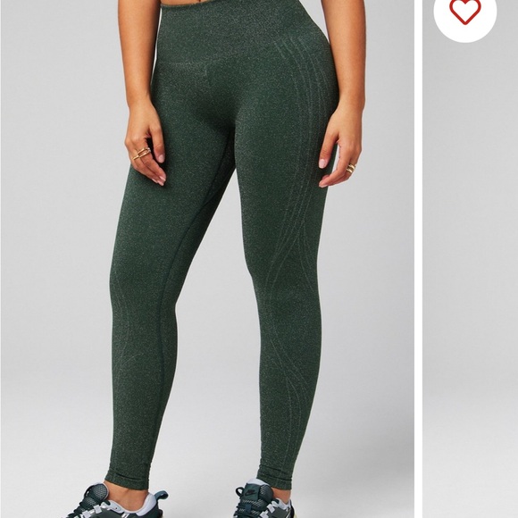 Fabletics Women's Alpine Green Shimmer Seamless Set - Picture 4 of 7